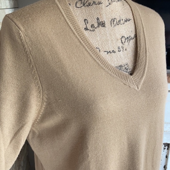 Victor Alfaro 100% wool tan classic v-neck sweater buttons at wrist - Picture 3 of 15
